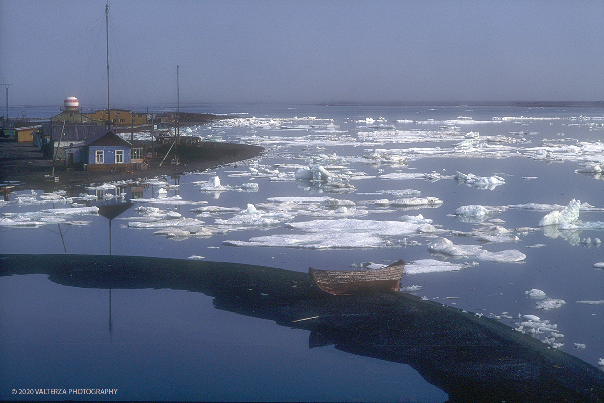 79 SIBERIA.jpg - Luglio/Agosto 1992. Siberia, terra dei Chukchi. Nell'oceano artico  125 Km a nord-est della penisola dei Chukchi (Siberia) c'Ã¨ l'isola di Wrangel, essa ospita piÃ¹ del doppio di specie vegetali (417) di qualsiasi territorio artico a paritÃ  di superficie nonchÃ¨ 30 specie diverse di uccelli oltre ad orsi polari, foche e trichechi ; per questo motivo   Ã¨ stata proclamata patrimonio dell'umanitÃ  dall'UNESCO. Nella foto la baia di Ushakovskii.